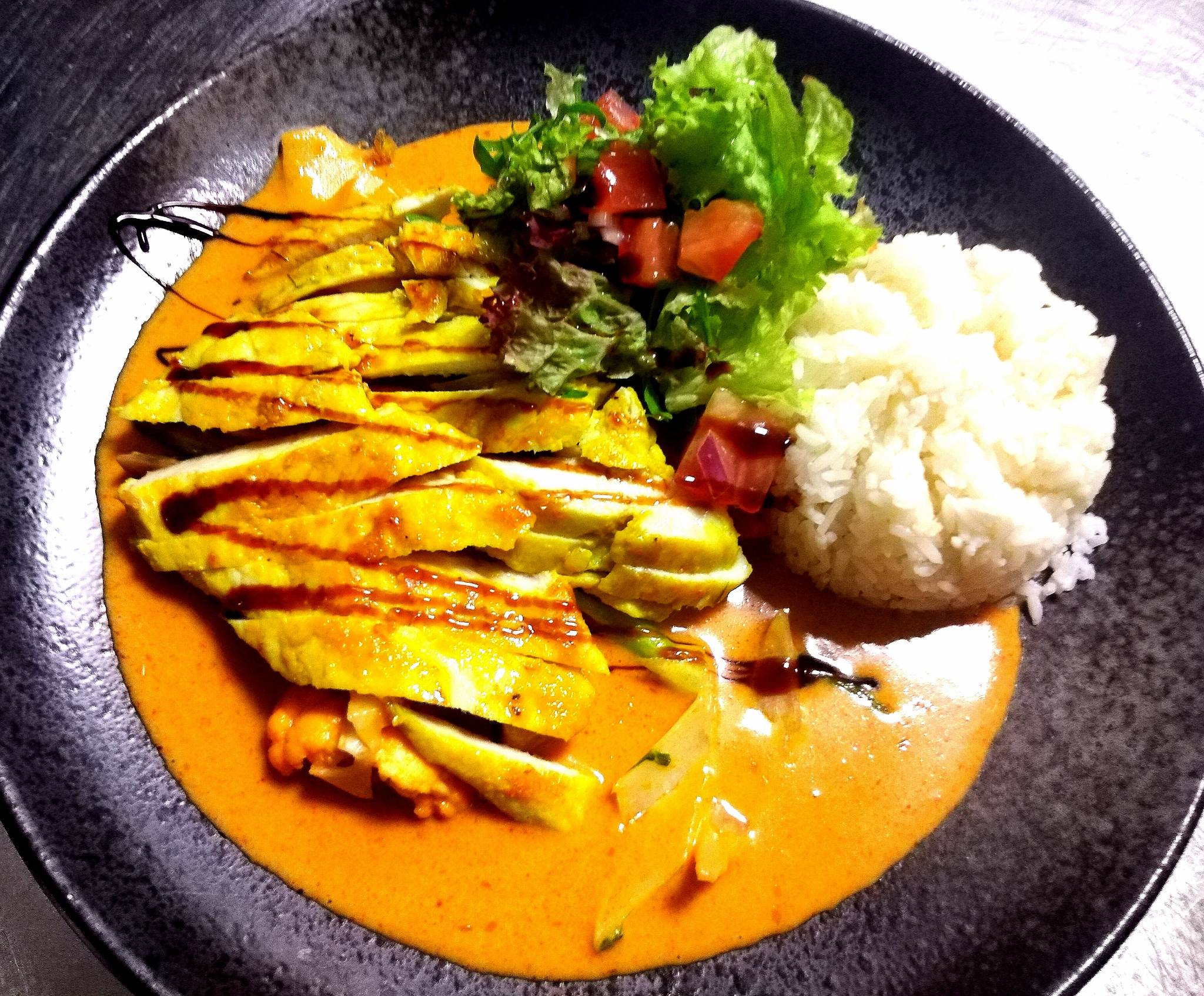 Hühnerfleisch mit Erdnusssauce (scharf)
