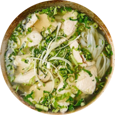 Traditionelle vietnamesische Pho-Suppe mit zartem Hühnerfleisch