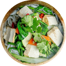 Traditionelle vietnamesische Pho-Suppe mit Bio-tofu (vegetarisch)
