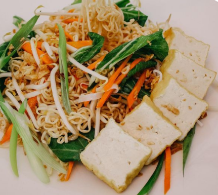 Gebratene Nudeln mit Bio-Tofu und Ei (vegetarsich)